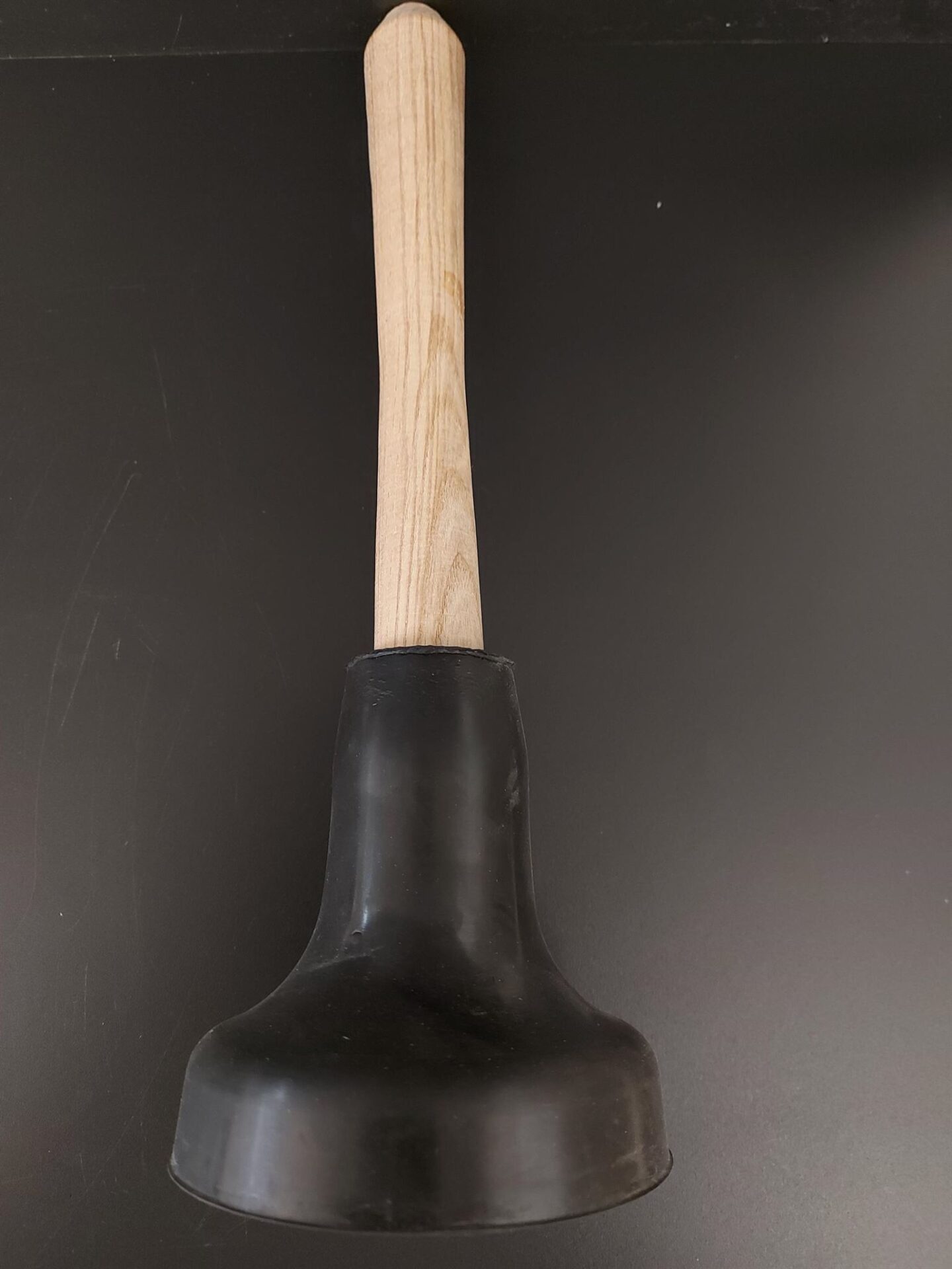 Zvon gumový na čištění odpadů s dřevěnou násadou